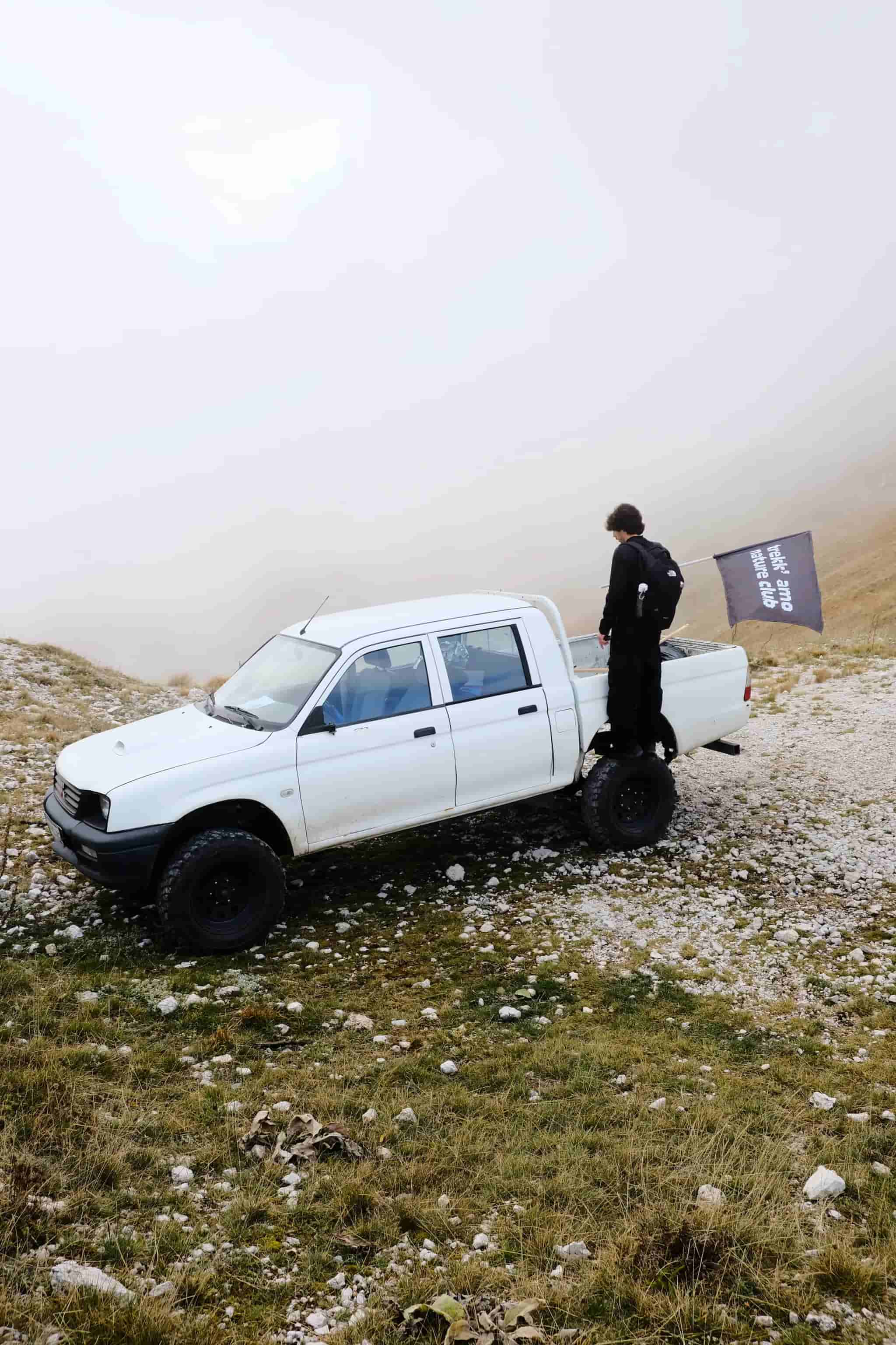 Giorgio sulla ruota di un pickup con la bandiera
